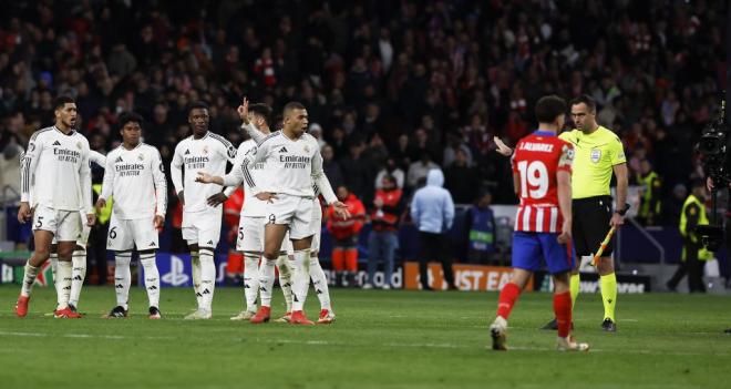 Julián Álvarez penalty launch during the Metropolitan Stadium Athletic-Real Madrid match