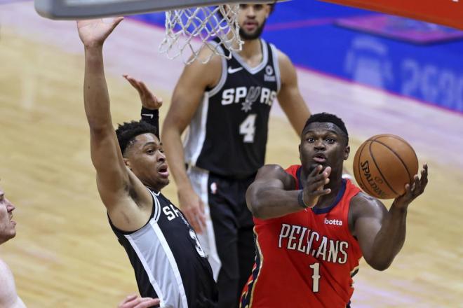 Zion williamson battling for position