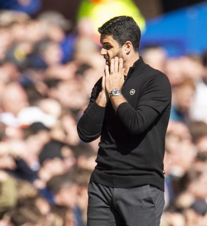 Mikel Arteta watching the game intently