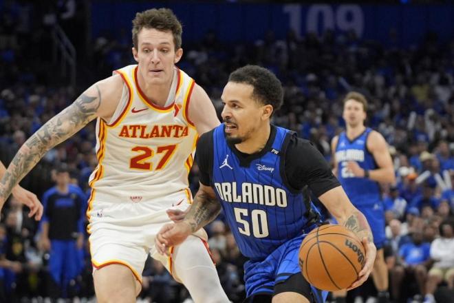 Cole Anthony defends Vit Krejci