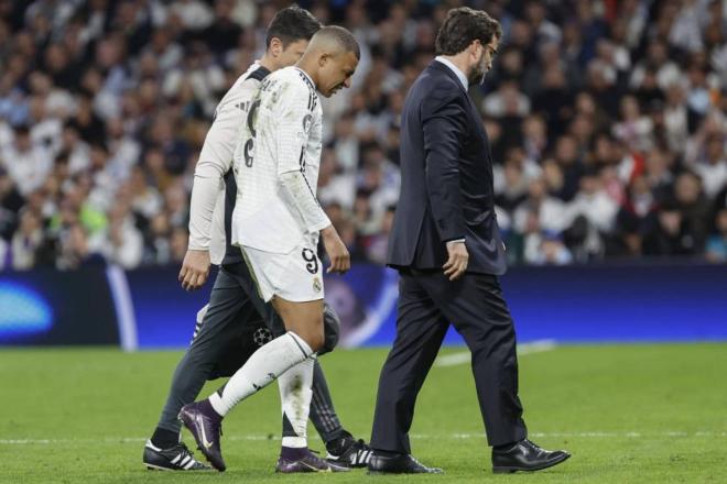 Mbappé retires injured in the game against Arsenal.