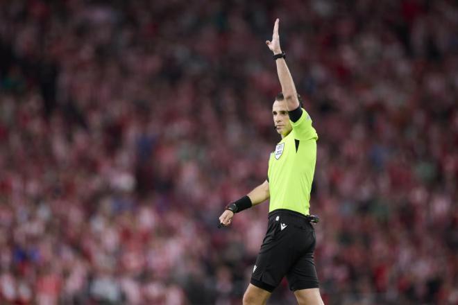 Irfan Peljto officiating a match