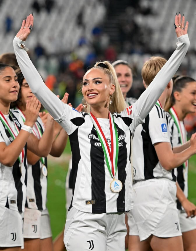 Alisha Lehmann celebrating with Juventus Women