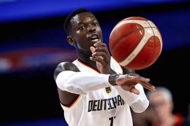 dennis Schroder passes the ball.