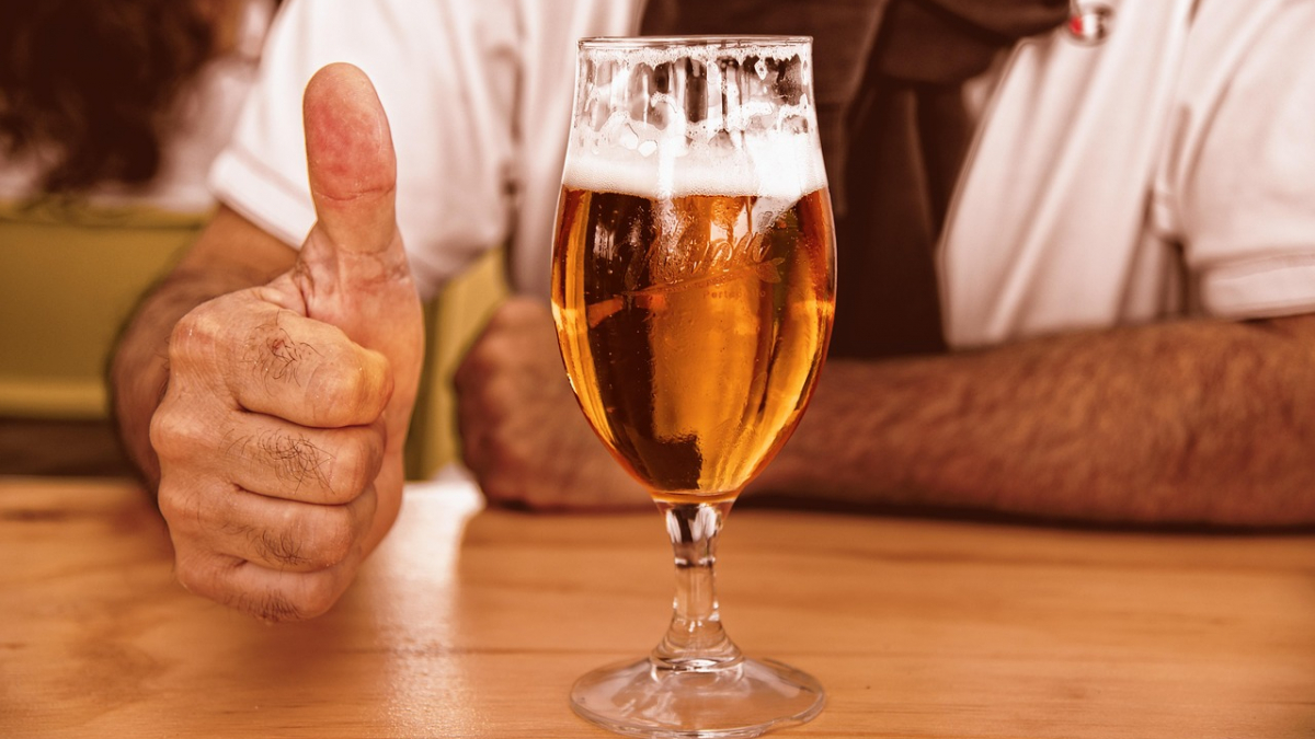 El ingrediente de la cerveza que podría mejorar la salud intestinal, según estudios recientes