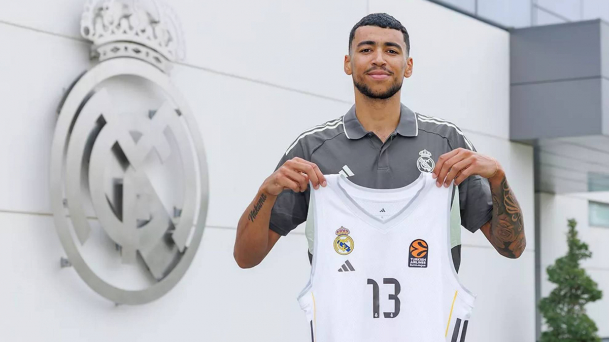El Real Madrid celebra el regreso a casa de Izan Almansa
