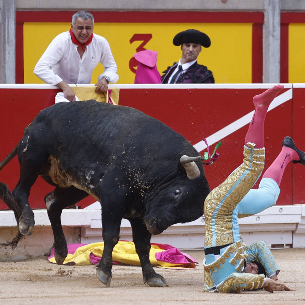 Espeluznante cogida de Pinar y puerta grande de Colombo por dos espadazos |  Marca