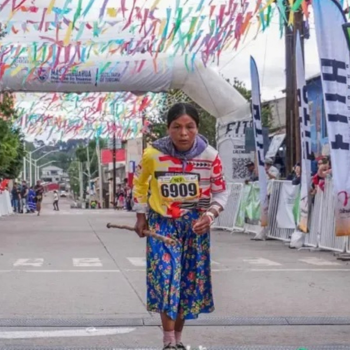 Sin gadgets, con falda y calzado simple: Se estrena en un ultra y lo gana  tras haber caminado 14 horas