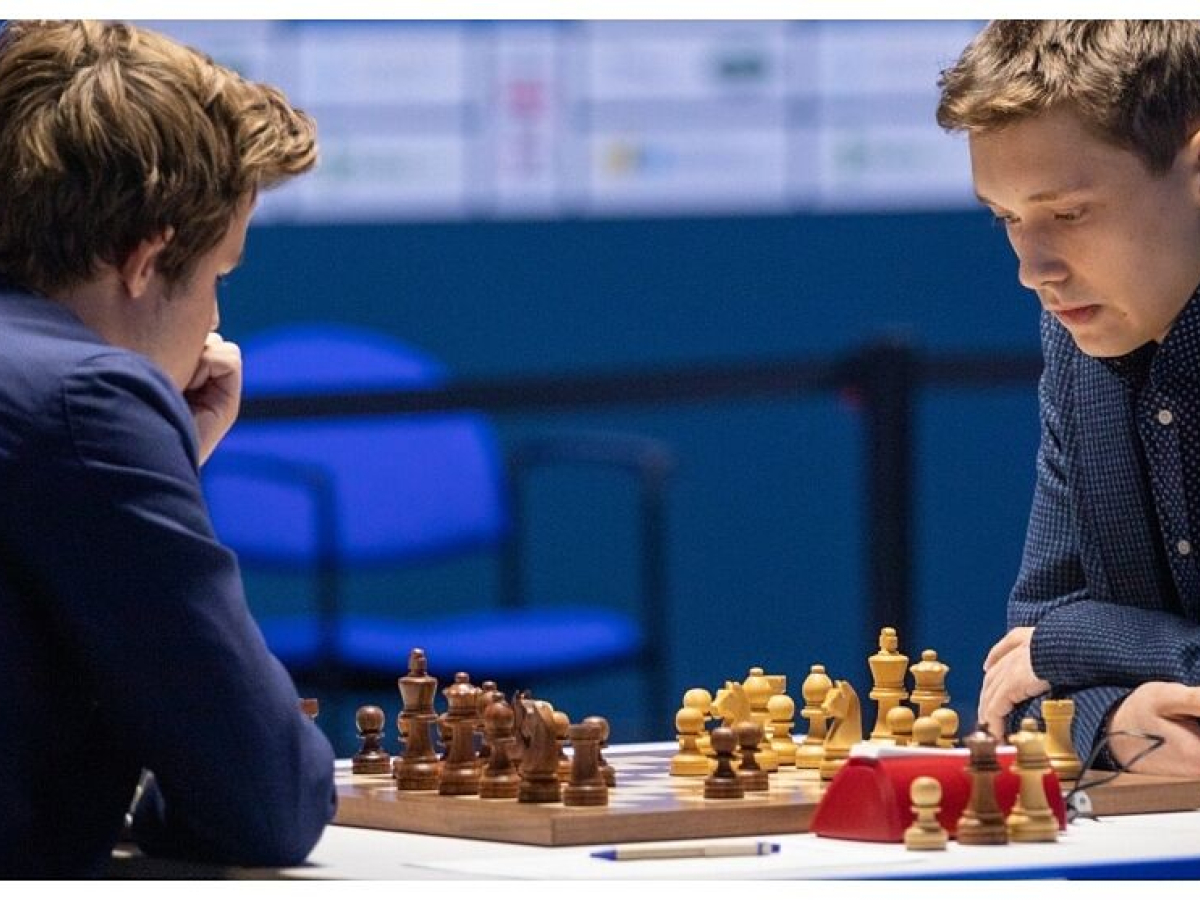 JOVEM RUSSO DE 18 ANOS DERROTA O CAMPEÃO MUNDIAL DE XADREZ - ESIPENKO X  CARLSEN - TATA STEEL - 2021 