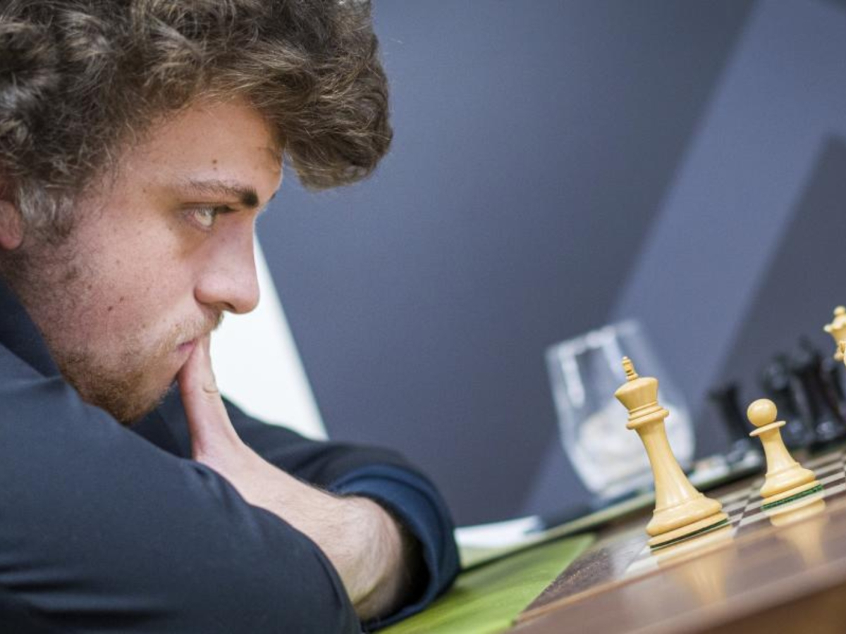 Niemann faz queixa de Magnus Carlsen após alegações de batota e pede 100  milhões de euros de indemnização - Xadrez - Jornal Record