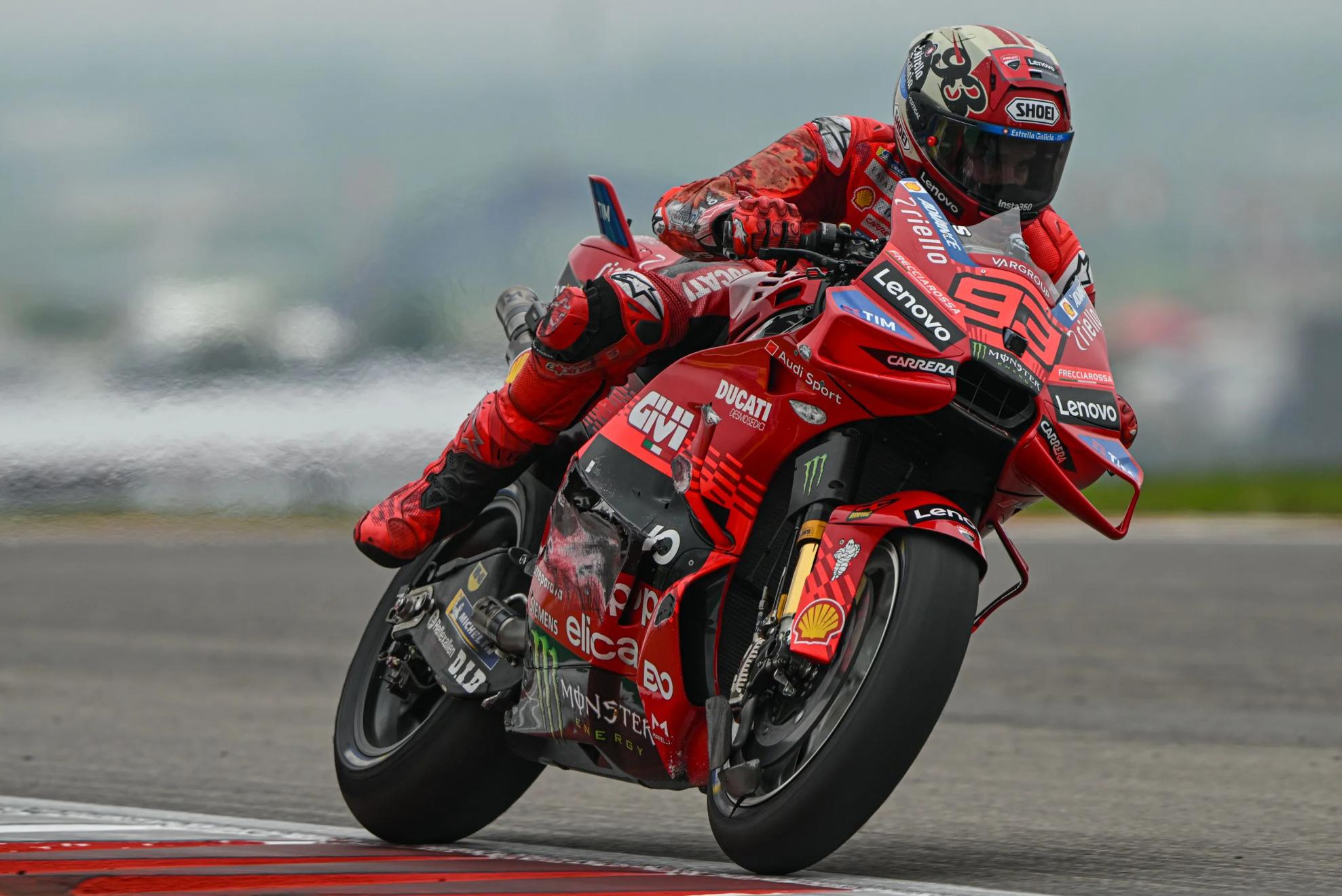 Marc Márquez rueda con la GP25 dañada antes de retirarse en Austin.