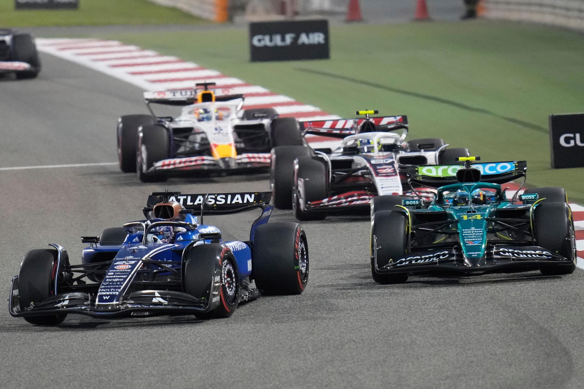 Alexander Albon y Fernando Alonso en el desarrollo del Gran Premio de Bahréin.