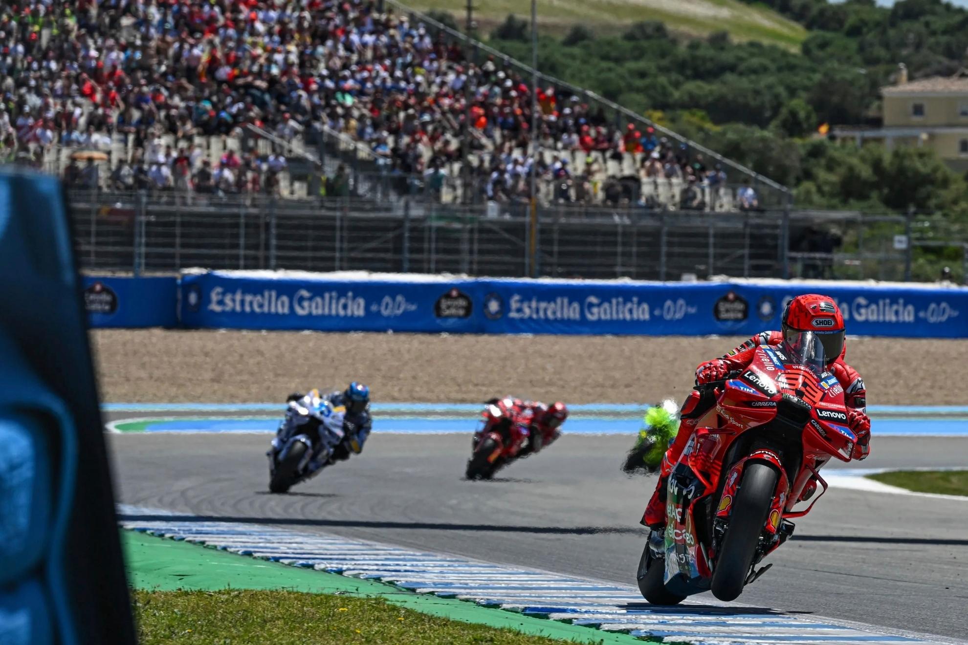 Marc Márquez cruzando la línea de meta por delante de Alex Márquez y Pecco Bagnaia.