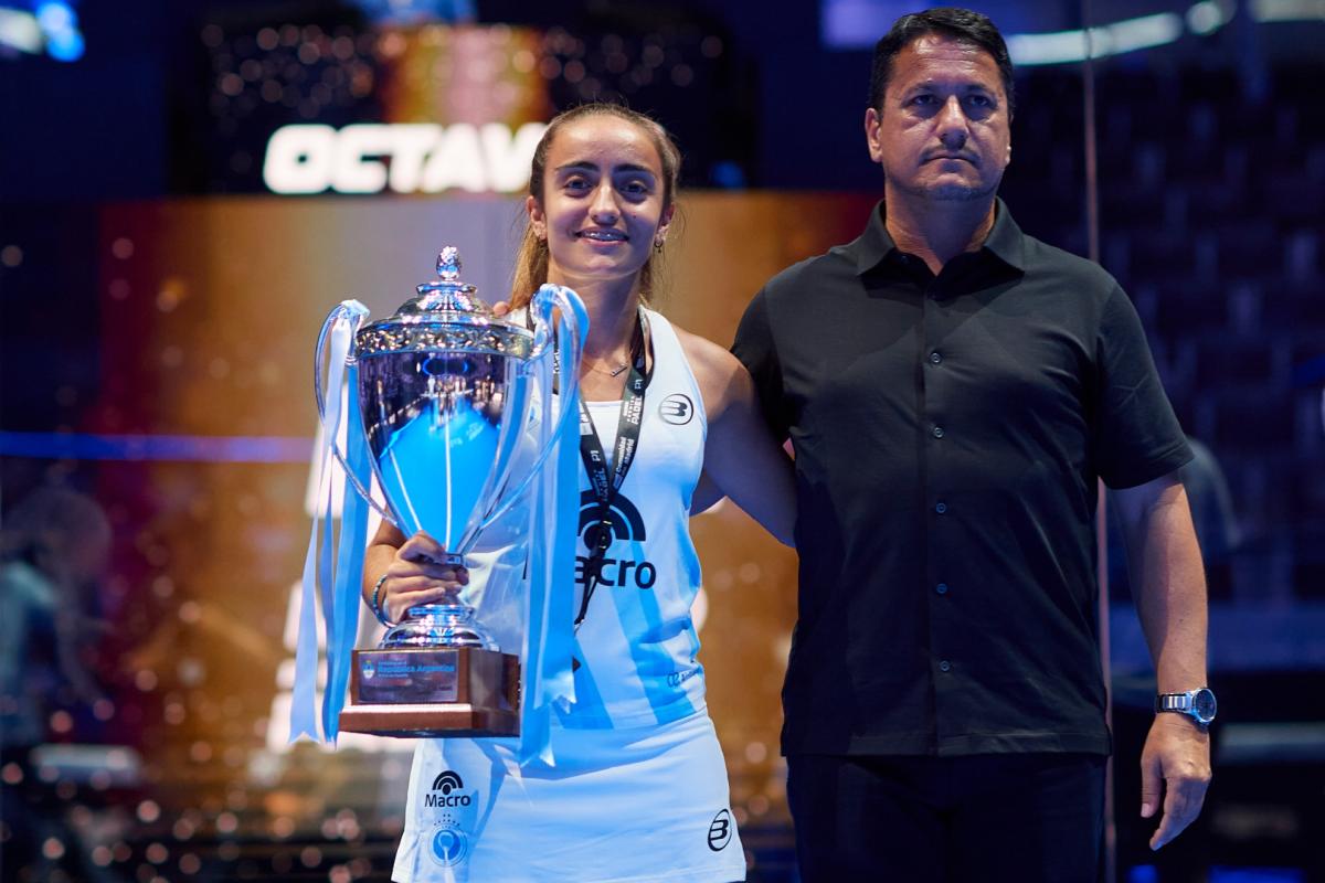 Claudia Jensen y Javi Leal recibieron la III Copa Embajada Argentina 2023 en el Premier Pádel P1