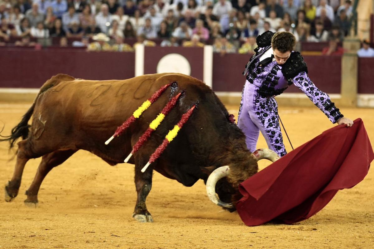 Talavante corta tres orejas y se queda sin puerta grande por un bajonazo |  Marca