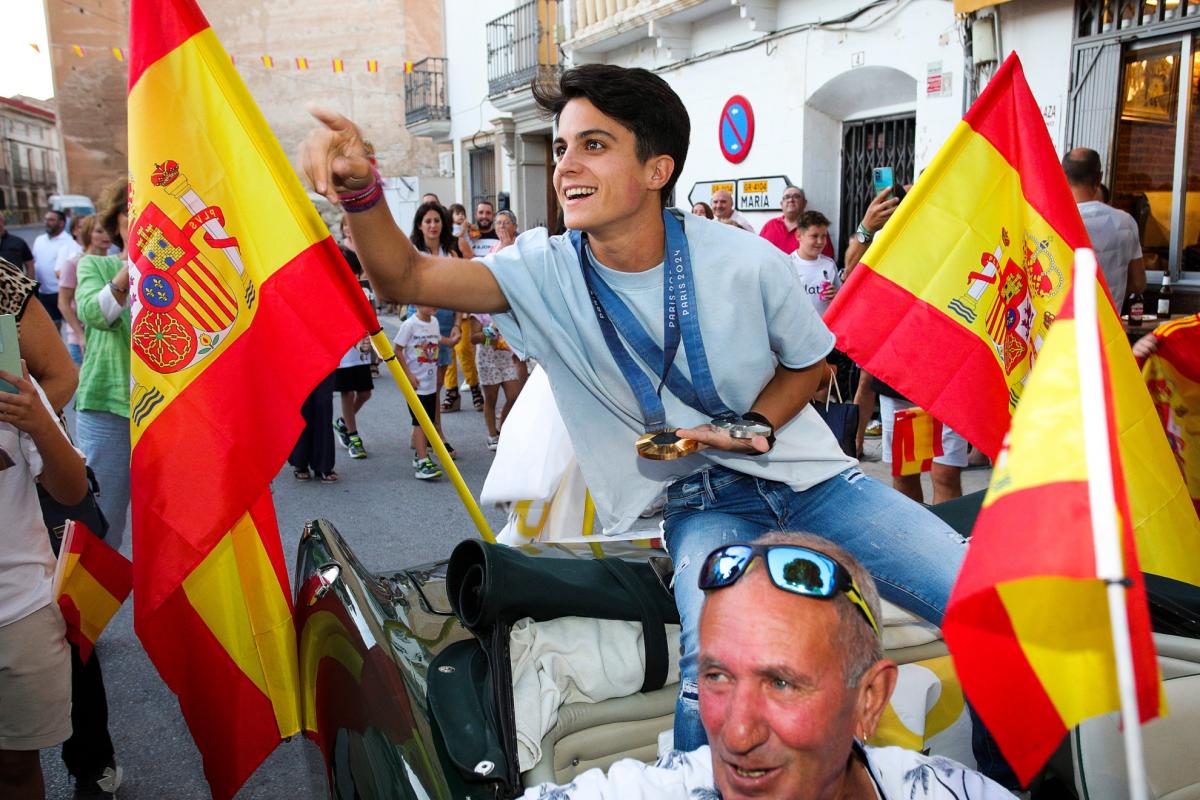 Cientos de personas vitorean en Orce a la doble medallista olímpica María Pérez