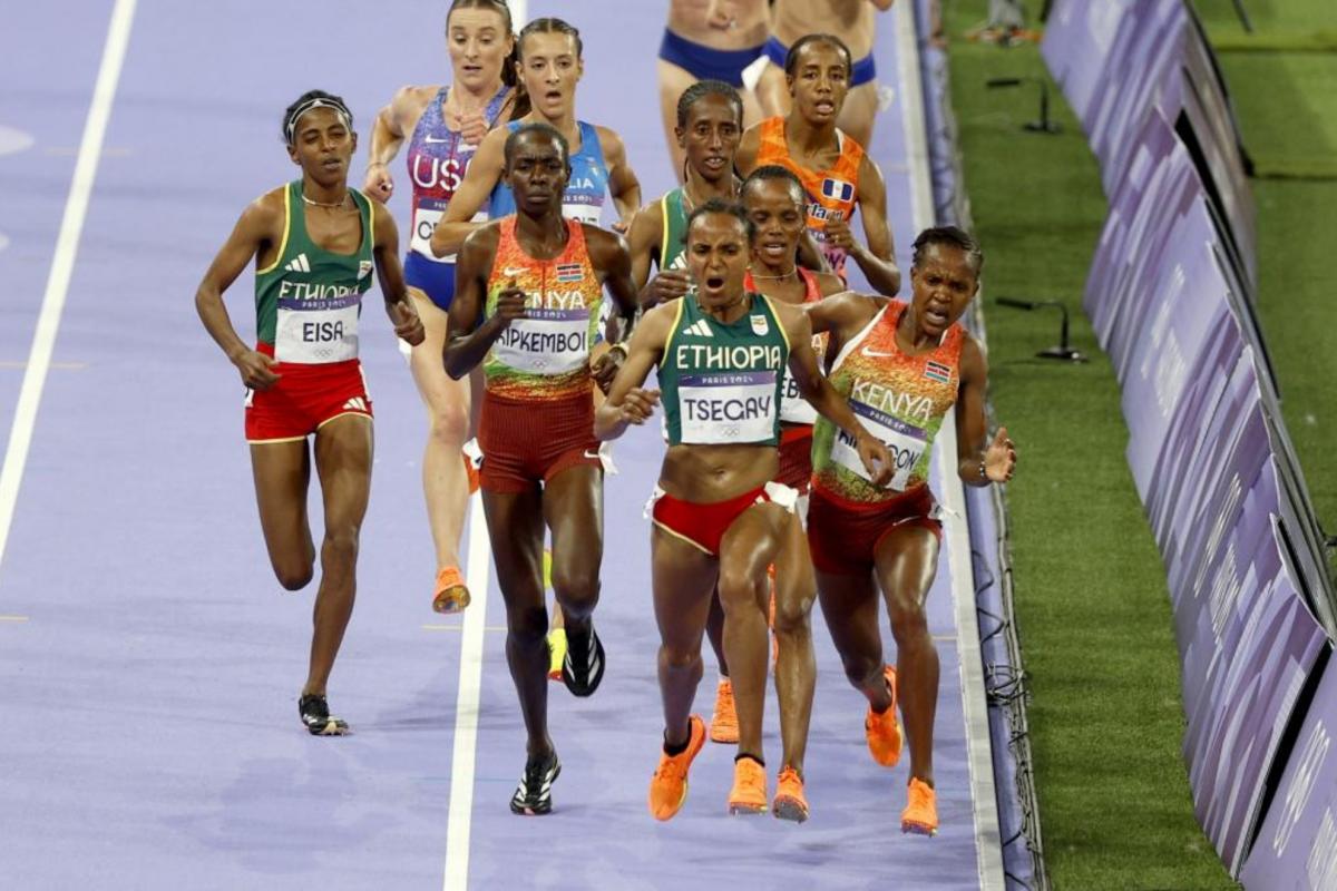 Kipyegon revela que Tsegay le pidió perdón de rodillas tras su obstrucción en la final de 5.000