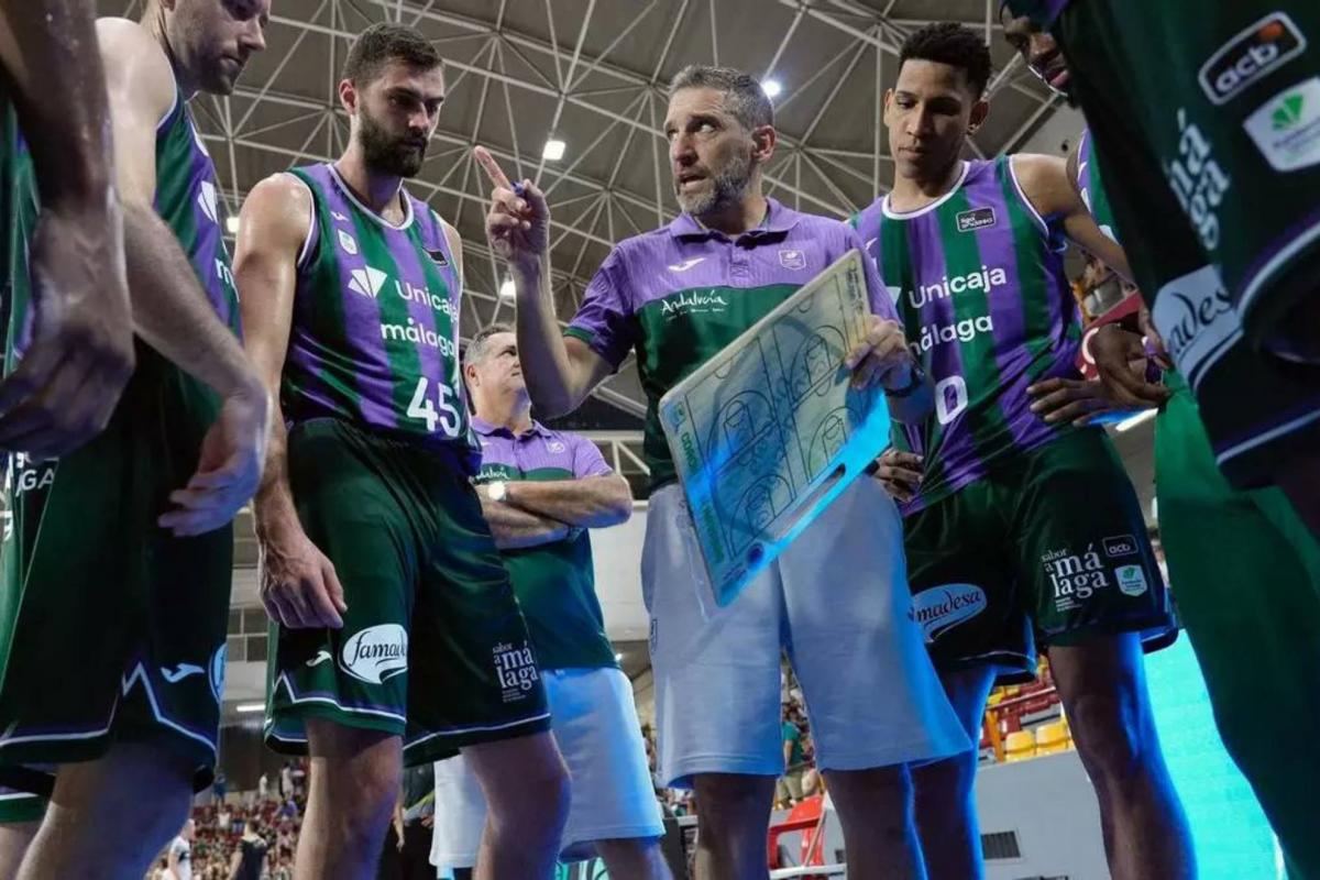 Ibon Navarro, &#39;molesto&#39; con el último fichaje de Unicaja: ¿A quién pregunto? ¿Al entrenador del Chelsea que tiene 9 delanteros?