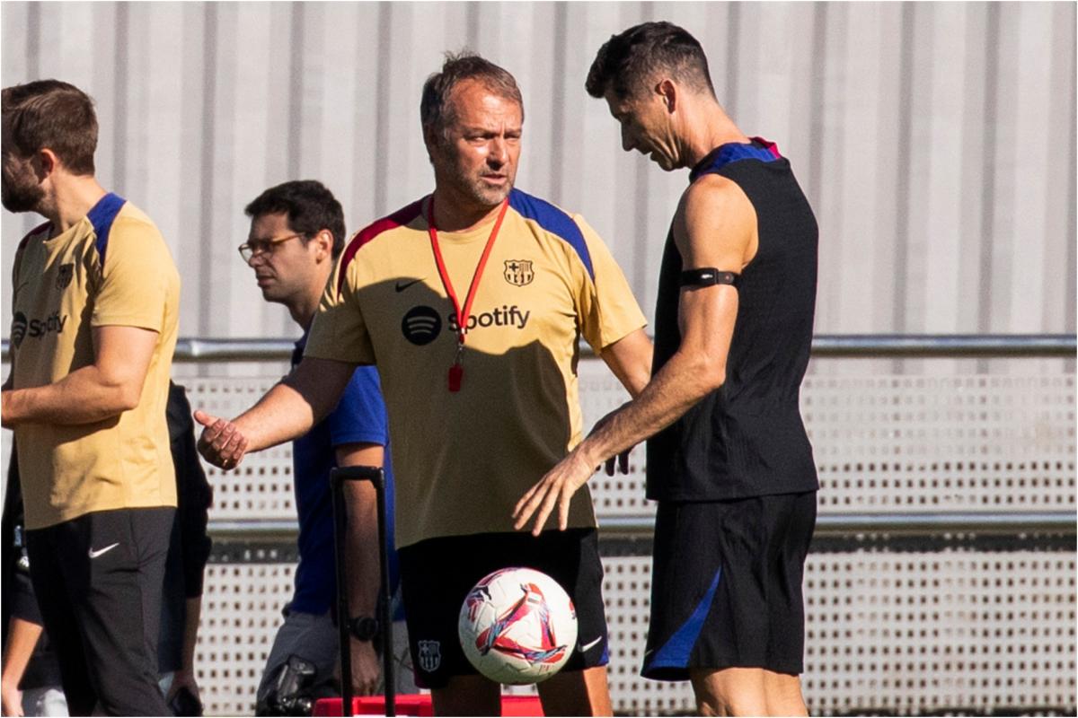 Bierhoff: "A última vez que liguei para Flick eram 6h30 e ele estava no campo de treinamento."