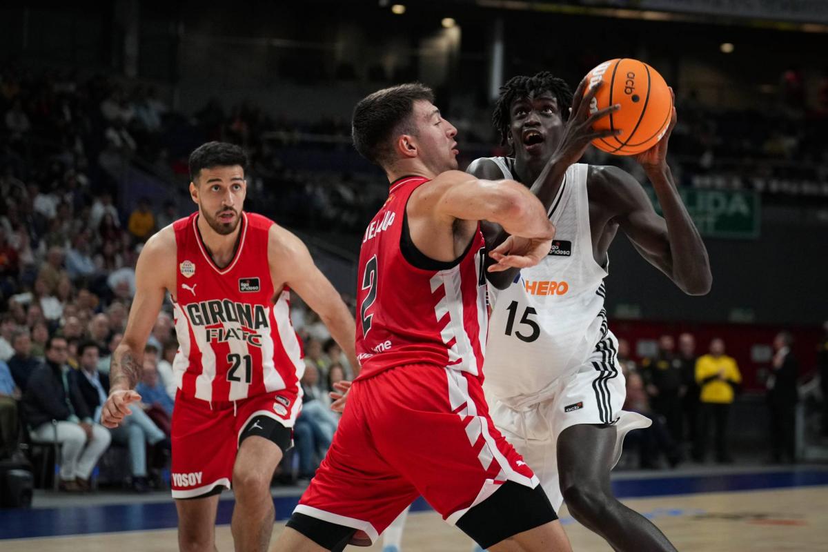 El debut con el Real Madrid de Sidi Gueye, el joven de brazos infinitos que casi machaca sin saltar