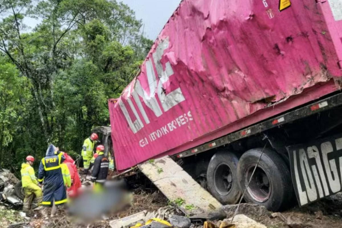 Sembilan anggota tim dayung tewas dalam kecelakaan: van mereka tertabrak truk