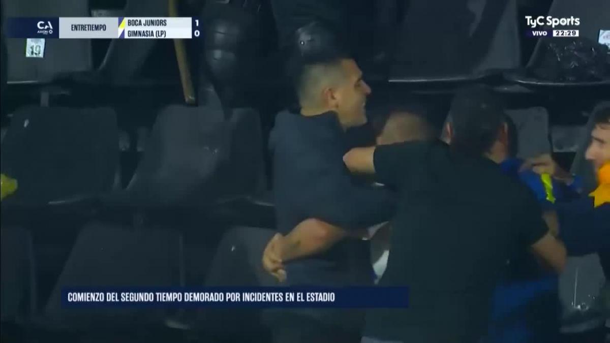 Riquelme se mete en la grada para detener una pelea de ultras de Boca con la Policía