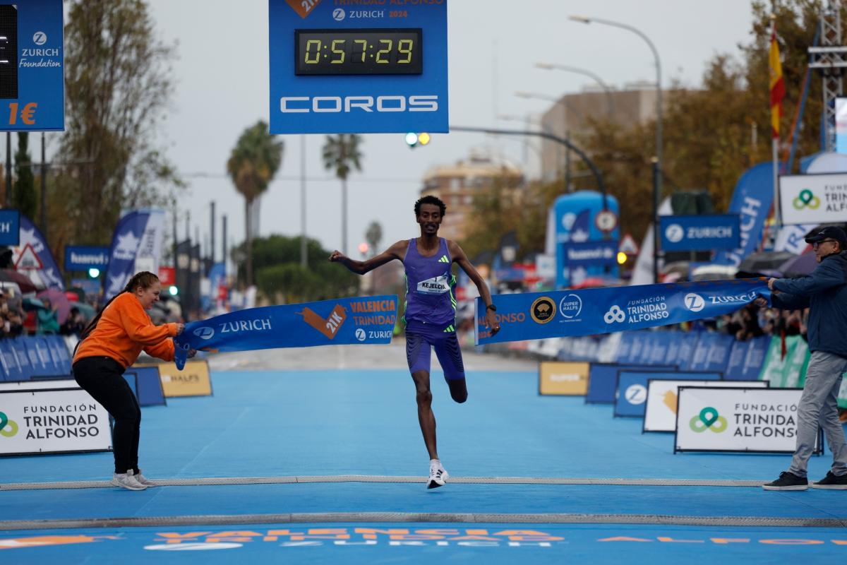 Kejelcha bate el récord del mundo de medio maratón por un segundo en Valencia