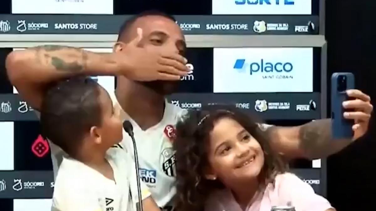 Neymar se cuela en la celebración del ascenso del Santos FC y dispara los rumores