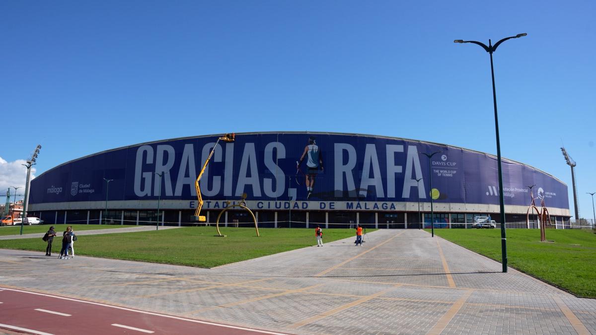 Málaga despliega una lona gigante en honor a Rafa Nadal