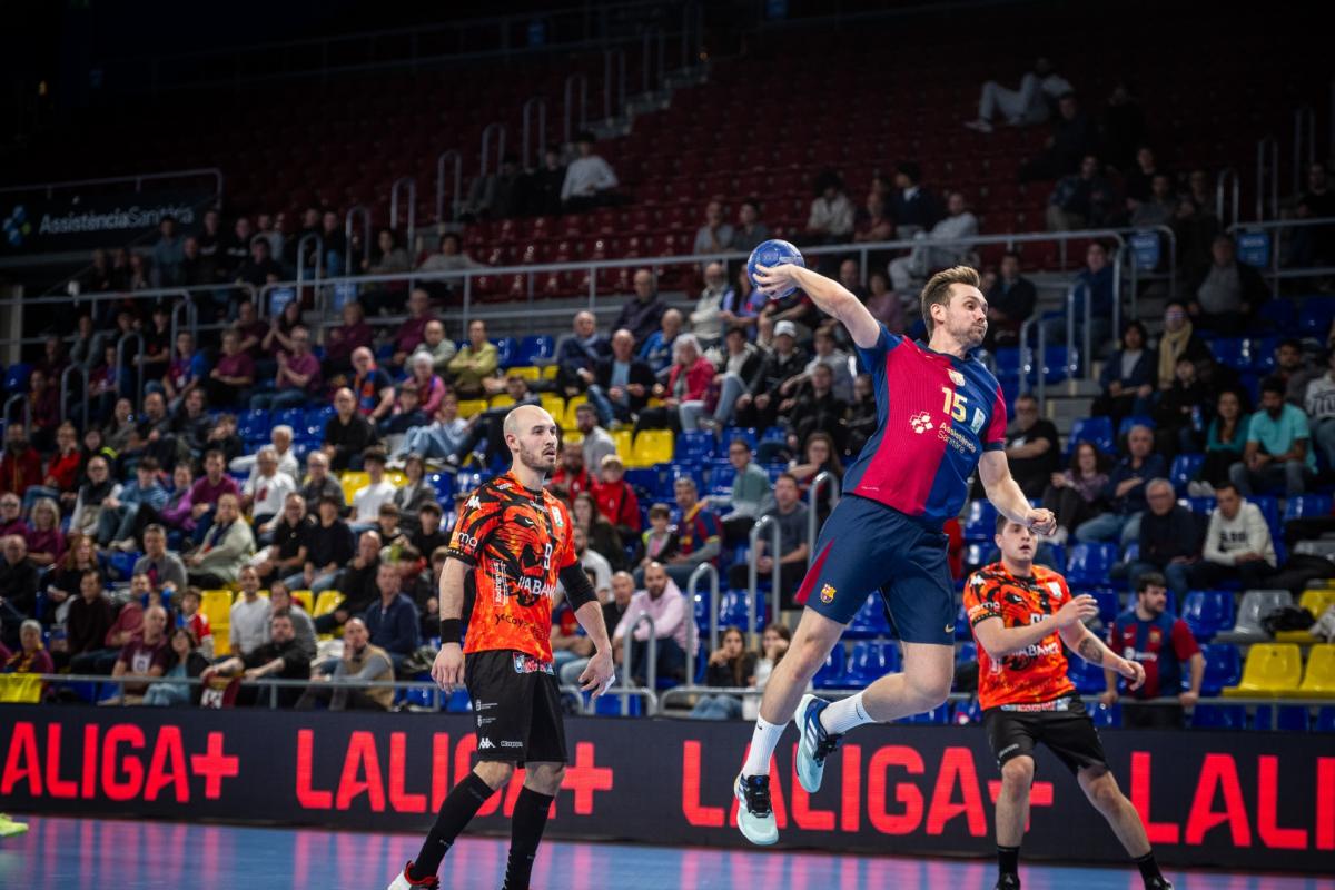 El Barça machaca al Ademar León en el partido aplazado y abre brecha en el liderato