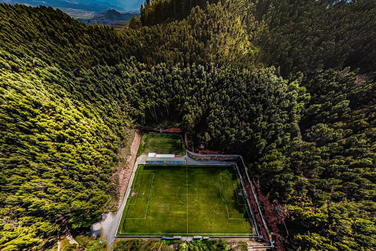 Tiene uno de los campos más pintorescos de España y es el único que ha ganado todos los partidos