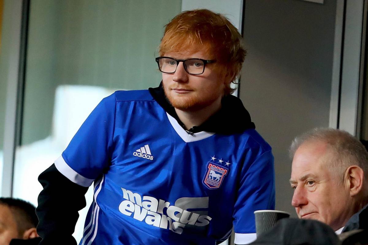 Ed Sheeran fichó a un jugador para la Premier... ¡antes de un concierto con Taylor Swift!