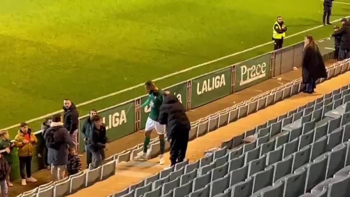 Bebé se encara con un aficionado por insultarle durante el partido