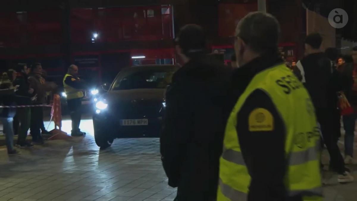 Más tensión en Valencia: varios aficionados persiguen el coche de Baraja a su salida de Mestalla