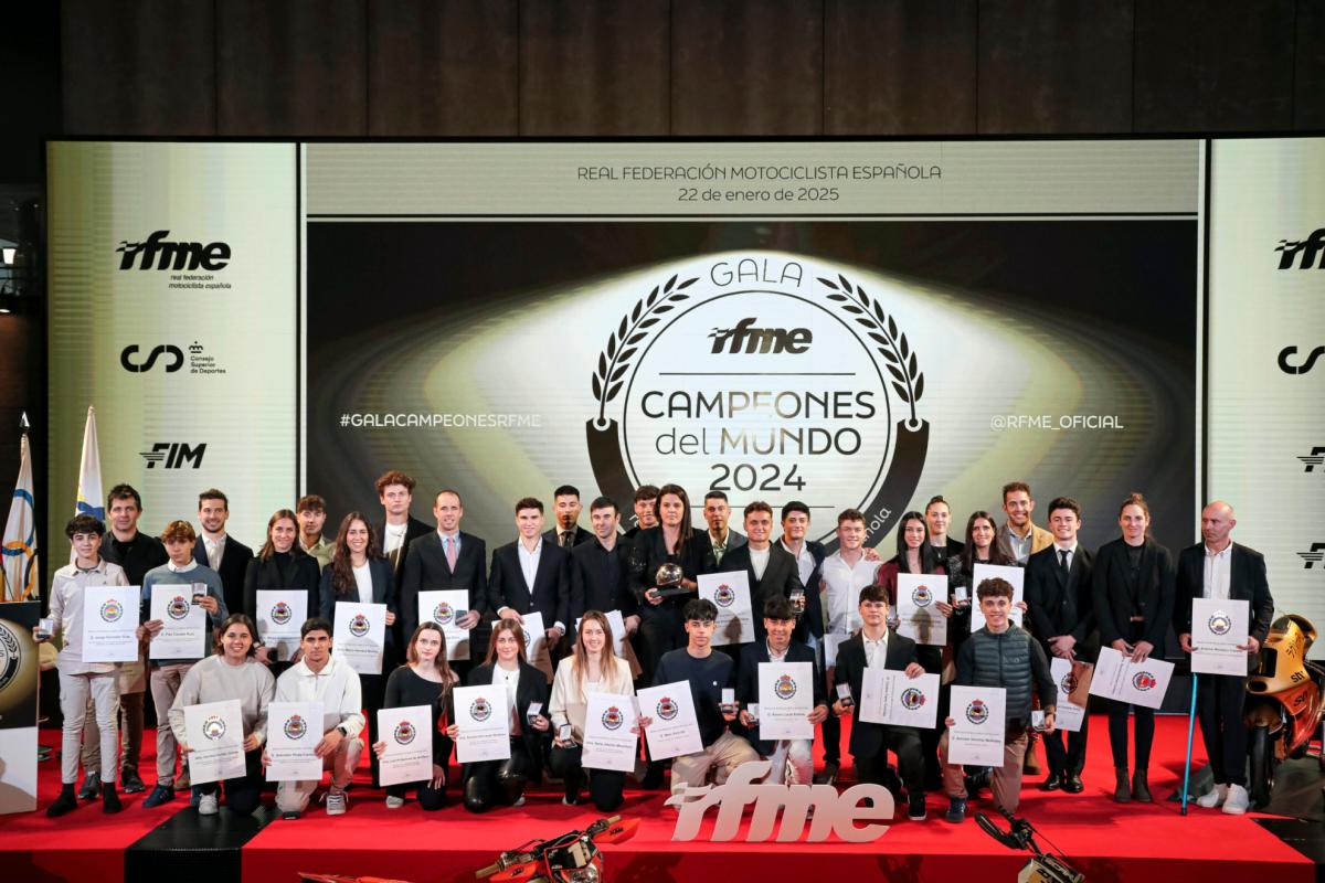 España honra a sus campeones de récord en el motociclismo