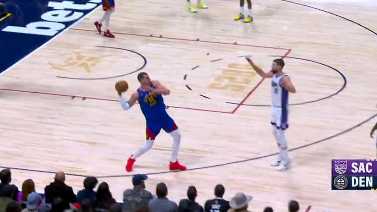 Jokic firma otro triple-doble histórico y mete un triple viral... ¡desde la línea de tres de su campo!