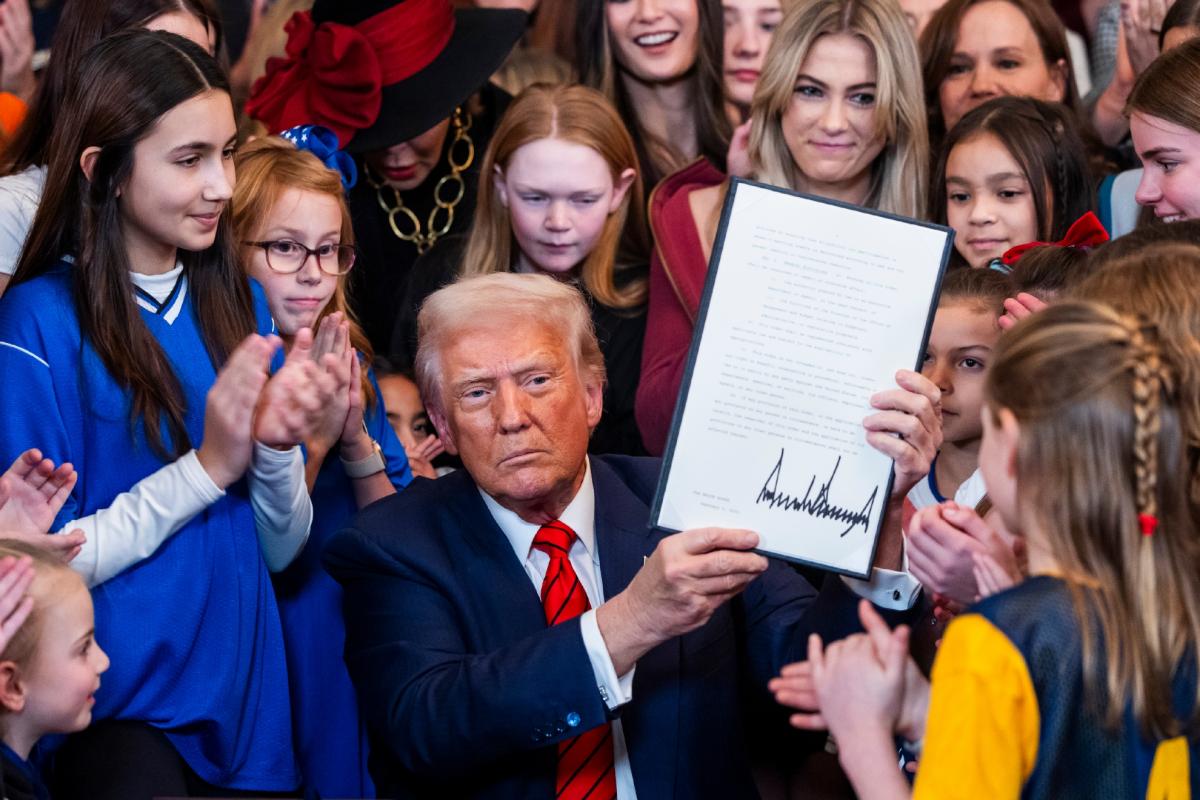 Donald Trump firma la orden que prohíbe a las mujeres transgénero competir en deportes femeninos