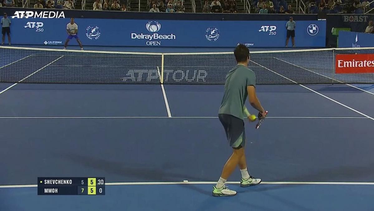 Momento inédito en el tenis: ¡Un jugador rompe la raqueta por la mitad!