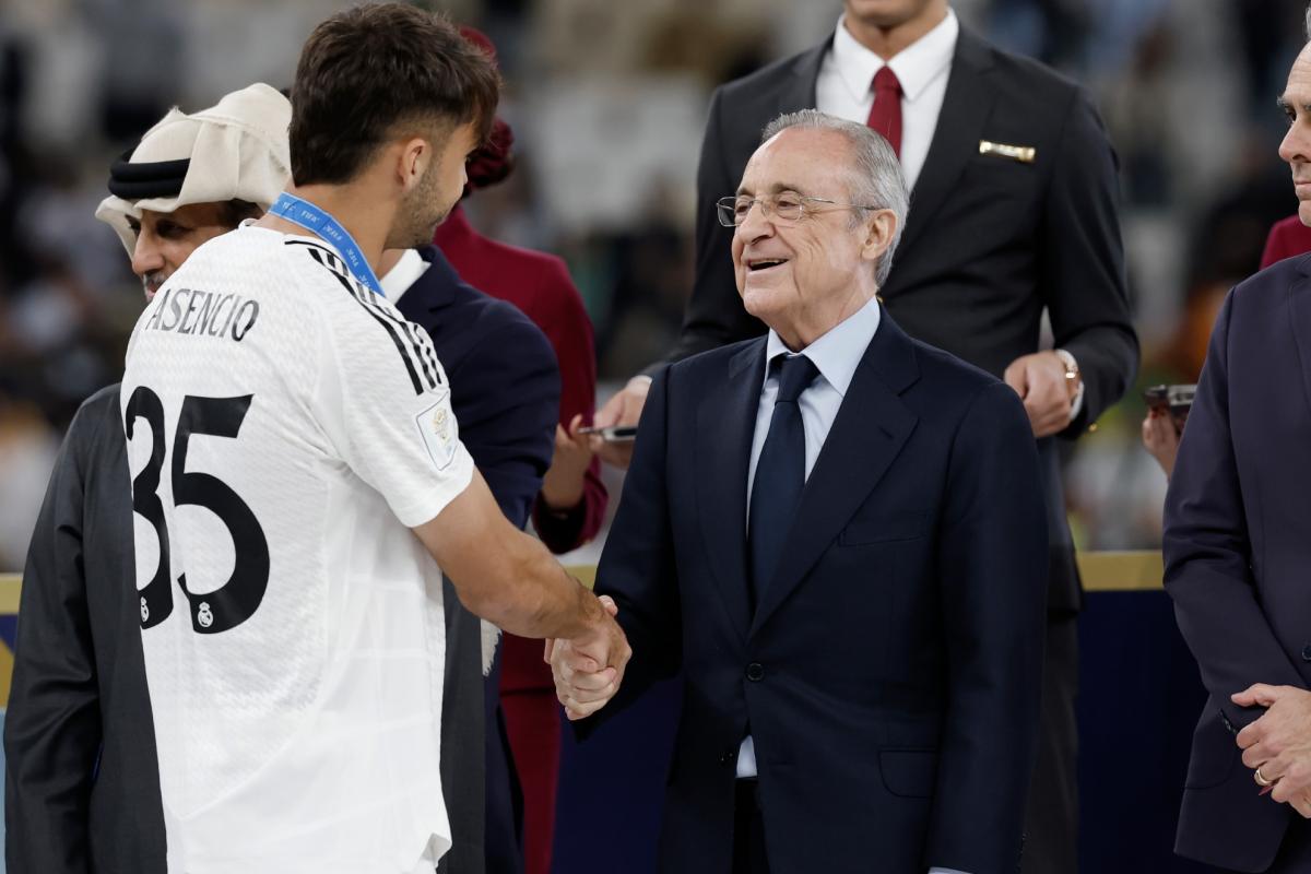 فلورنتينو بيريز يطمئن اللاعب أسينسيو بعد الهتافات المسيئة في مباراة الكأس