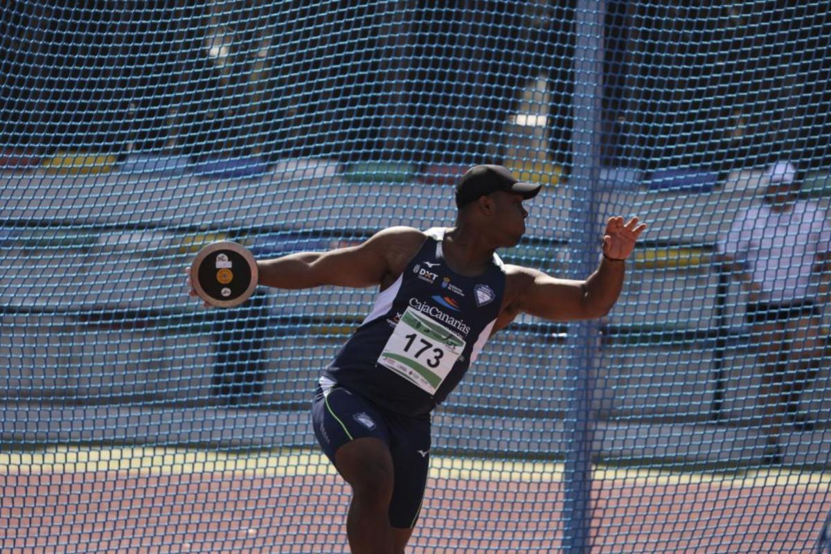 Yasiel Sotero gana su tercer Nacional de disco con récord del campeonato