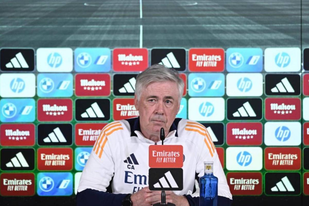كارلو أنشيلوتي ينفي وجود خلافات مع ريال مدريد ويؤكد دعمه للفريق