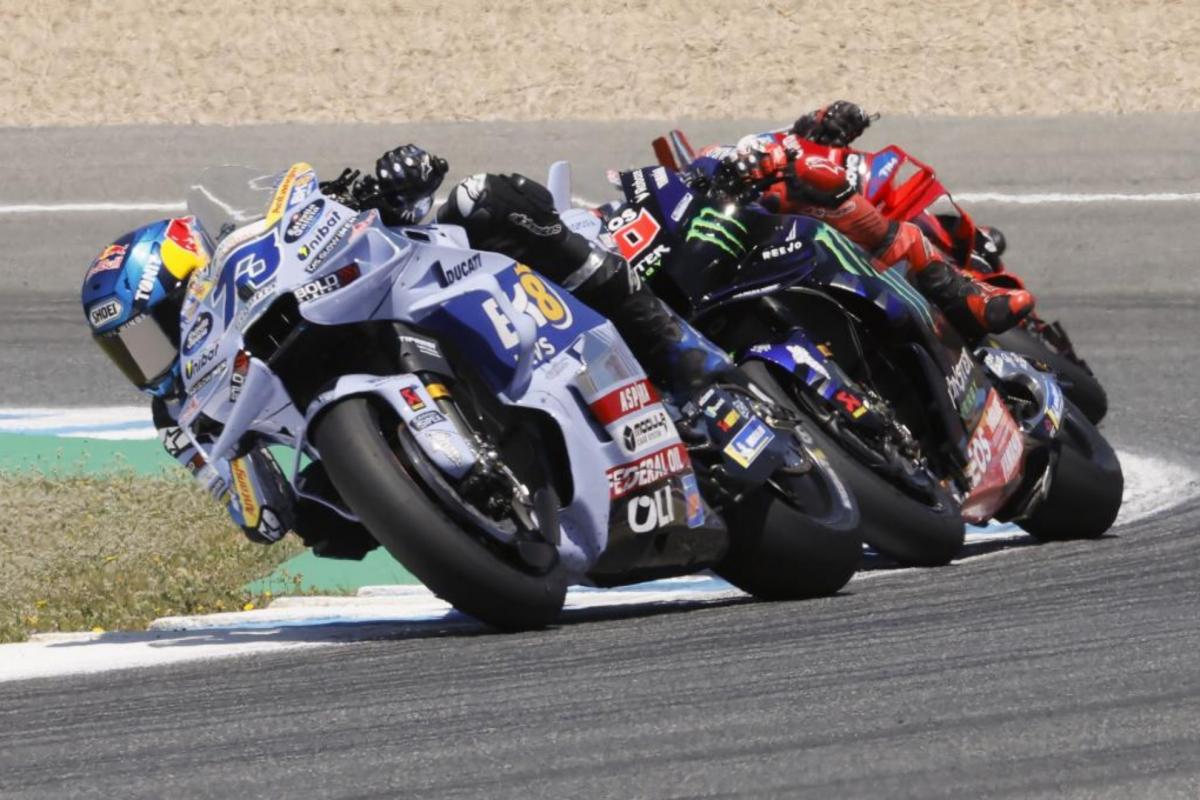 Álex Márquez vive su gran día y Marc se cae
