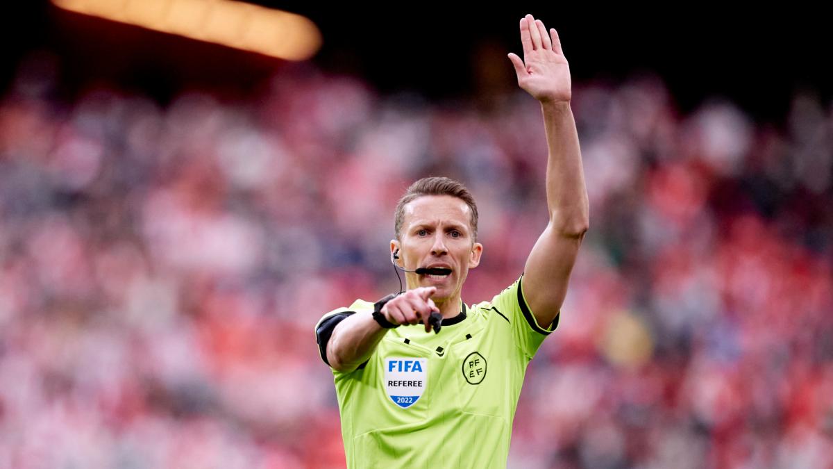 الحكم الكناري أليخاندرو هيرنانديز هيرنانديز يقود تحكيم مباراة الكلاسيكو بين برشلونة وريال مدريد في مونتجويك
