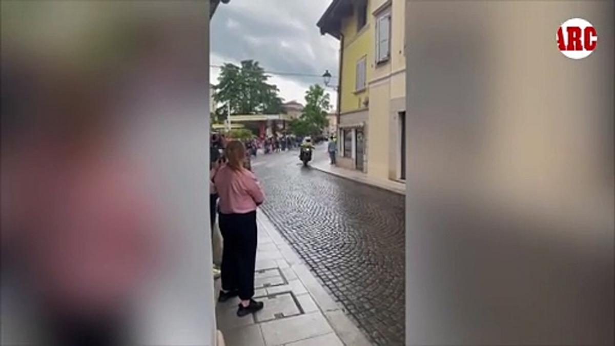 Así fue la caída que ha dinamitado el Giro de Italia: Ayuso, Roglic y Bernal, cortados