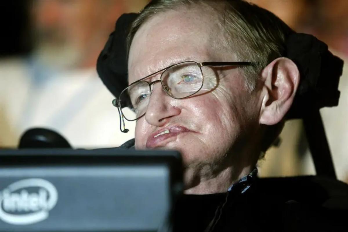 Stephen Hawking se atrevió en 1995 a definir cómo sería el mundo en 2025: su visión sobre la tecnología fue tan precisa que asusta