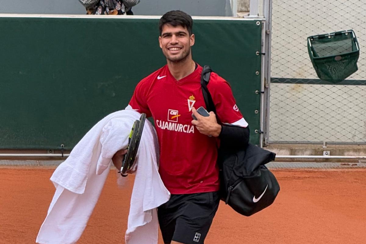 Carlos Alcaraz aparece en el entreno con la camiseta del Real Murcia