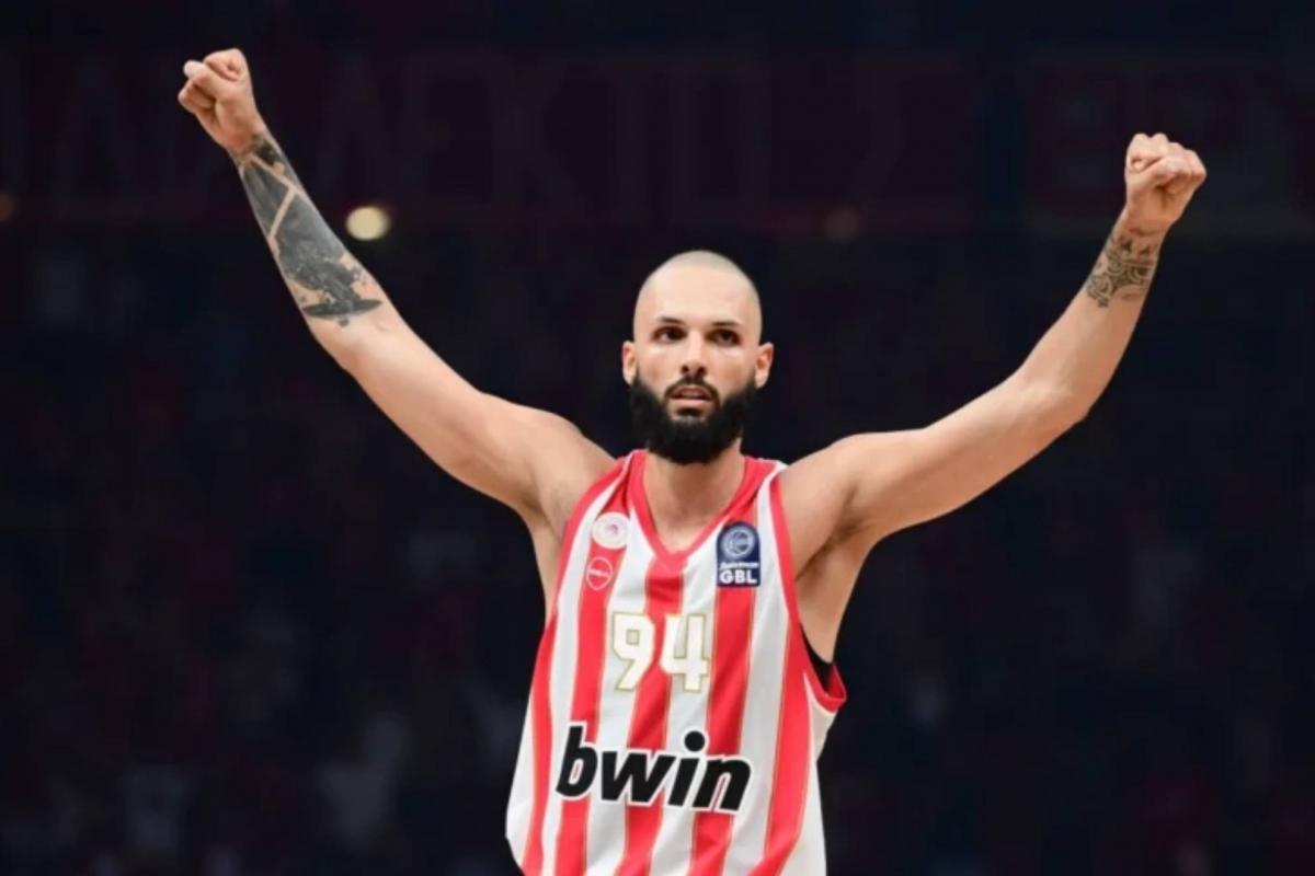 オリンピアコスはギリシャリーグで最も物議を醸す決勝戦に勝ちます
