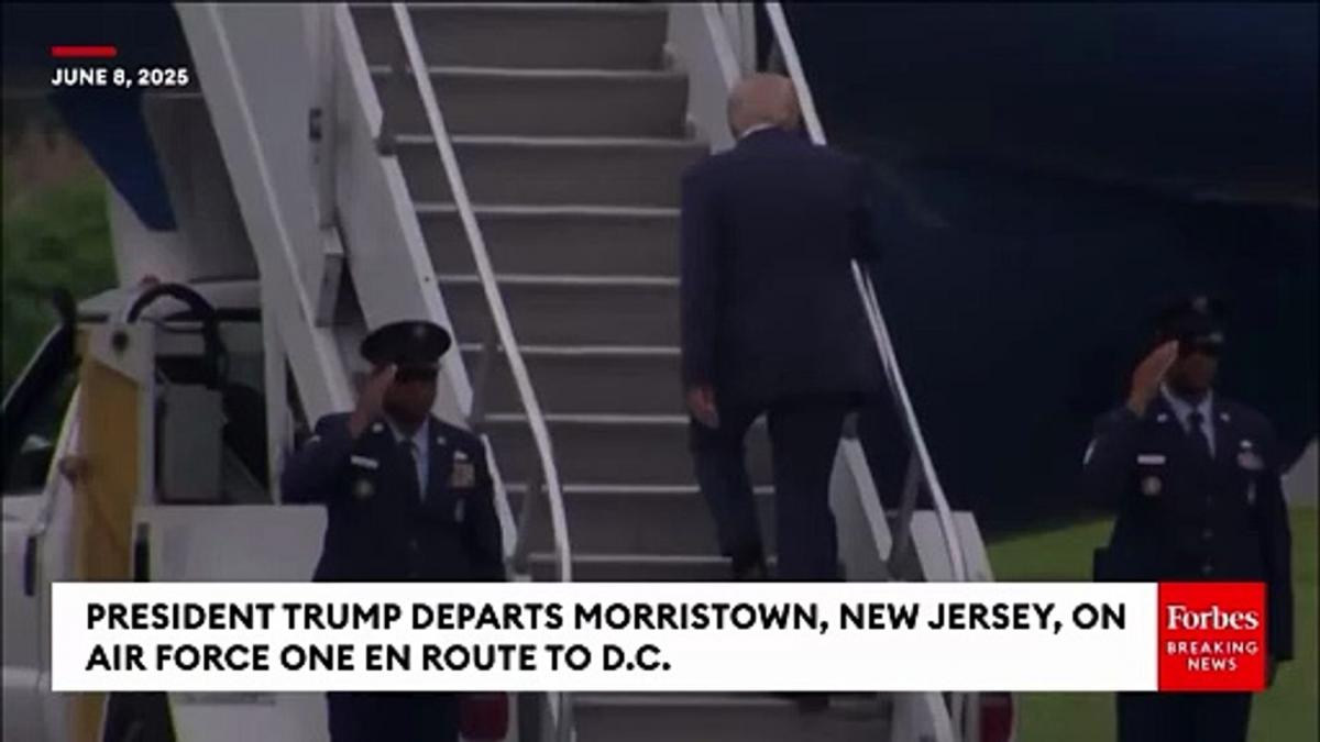Trump tropieza como Biden al subir al Air Force One y las redes no lo perdonan