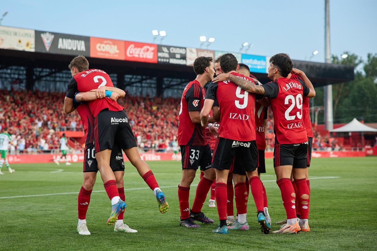El milagro del Mirandés sigue vivo: ¡se jugará el ascenso con el Oviedo!