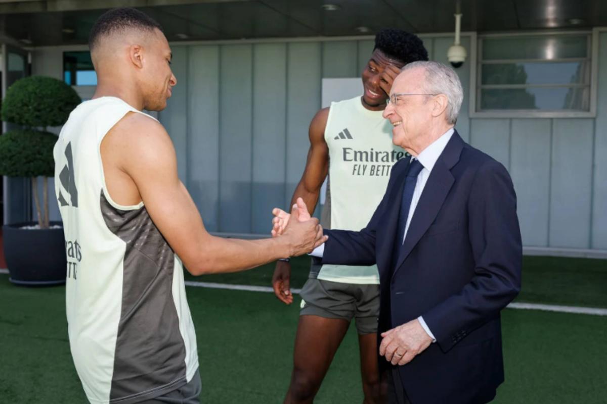 فلورنتينو بيريز يدعم تشابي ألونسو ولاعبي ريال مدريد قبل انطلاق كأس العالم للأندية